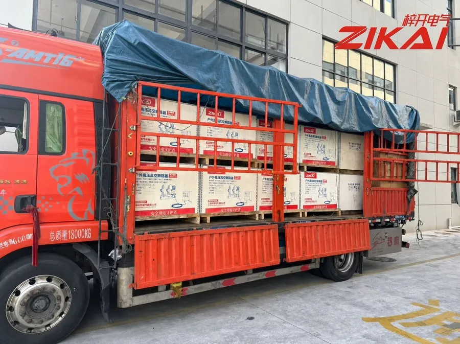Egy teljes teherautó oszlopra szerelt vákuum-megszakítókkal indul Guizhou felé